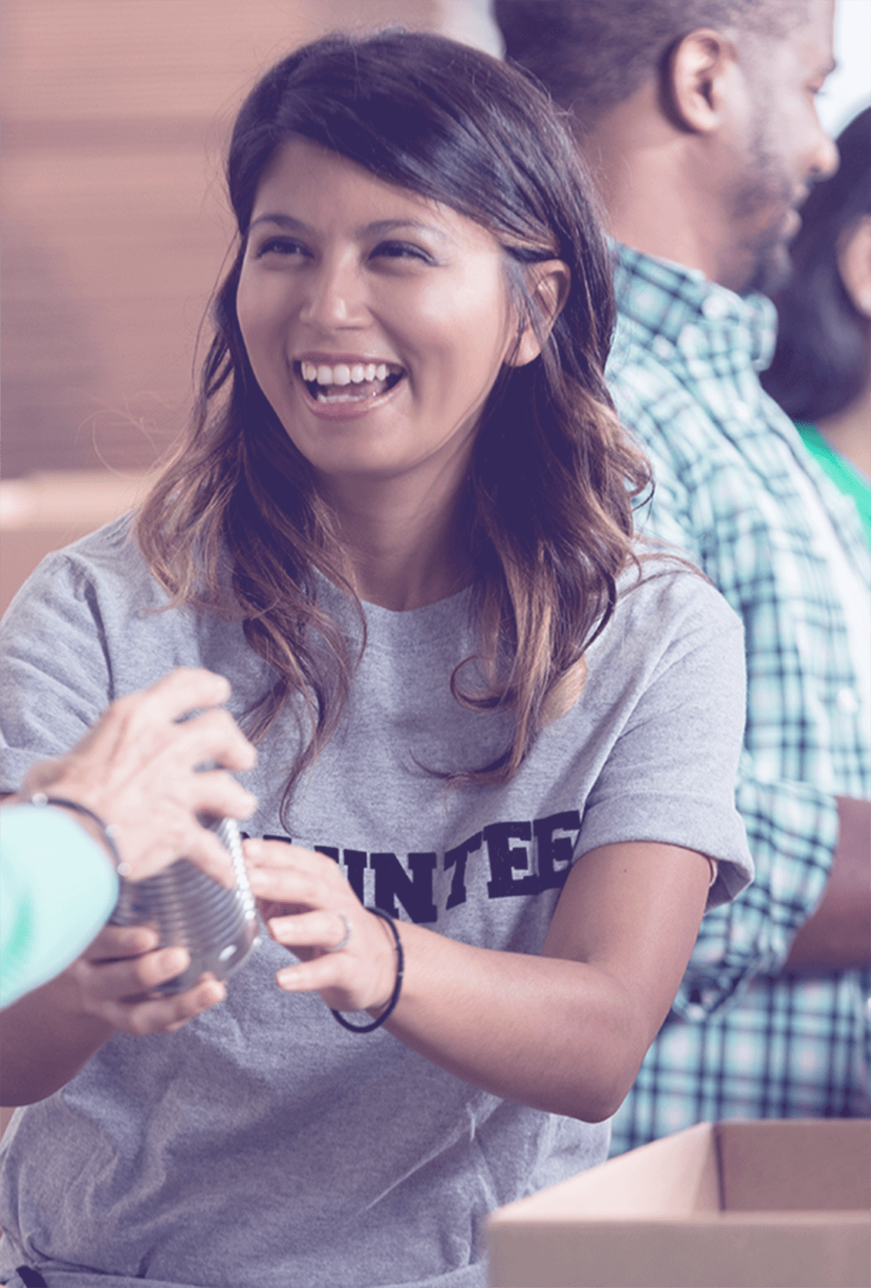 Volunteer distributing food